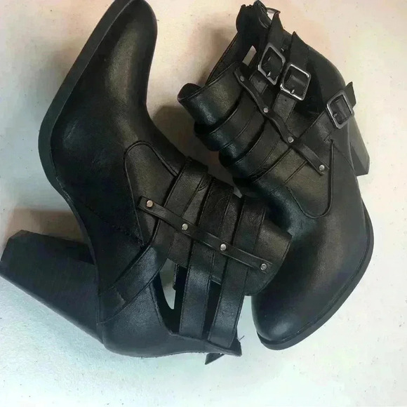 Restricted Womens Sz 7.5 Black Ankle Bootie Triple Buckles zip back - Picture 4 of 7